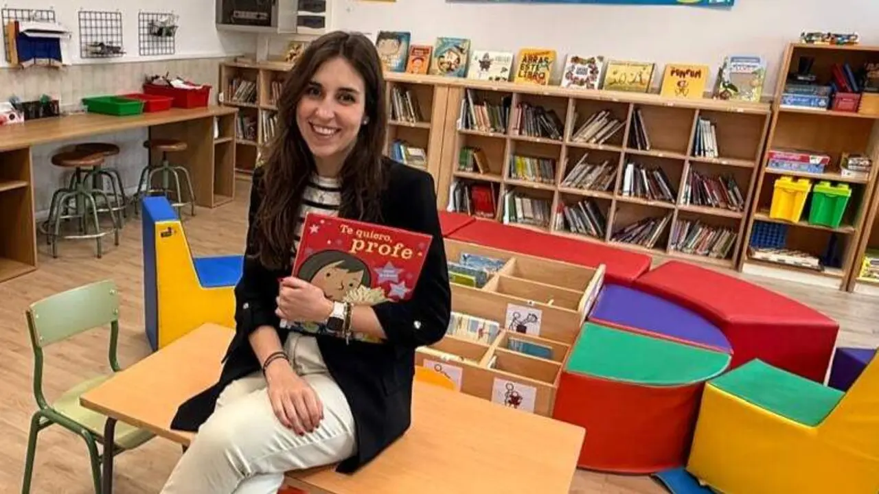 Ana de la Fuente, na biblioteca del Ceip Rosalía de Castro, da que tamén é coordinadora. CEDIDA