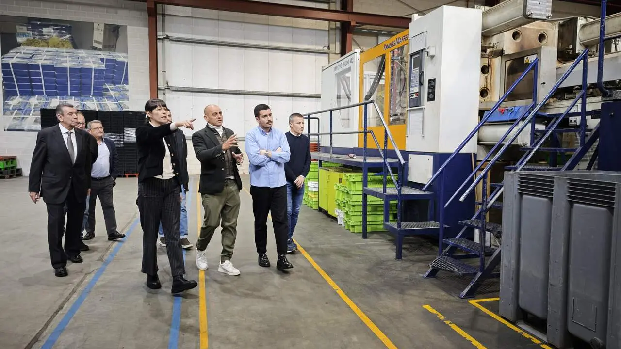 Ana Pontón, en el recorrido por las instalaciones de Tepsa en Muras. C.PÉREZ