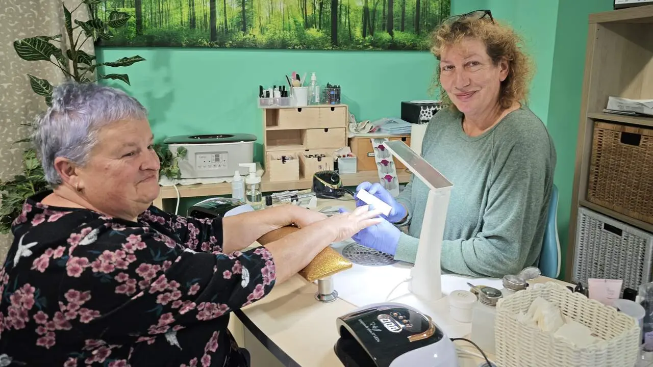 Irene Klein, de Alemania, tiene un local de estética en Guitiriz. C.PÉREZ