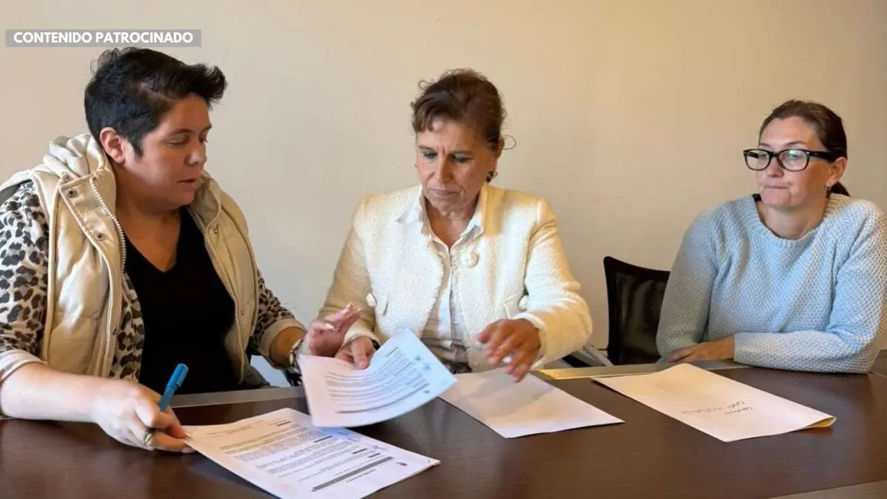 A alcaldesa de Viveiro (centro), coa presidenta e xerente de Casco Histórico Viveiro. EP