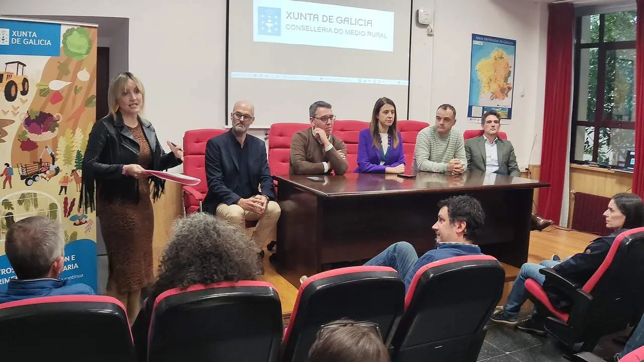 Gómez con Vega y ponentes en las jornadas que se desarrollan en Pedro Murias de  (1)