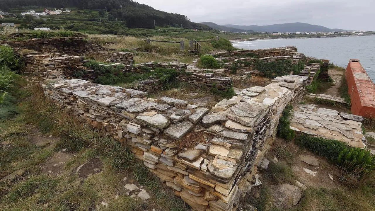 MURO DE SEGURIDAD ROTO EN EL CASTRO DE FAZOURO QUE ESTA LLENO SE MALEZA Y SIN LIMPIAR