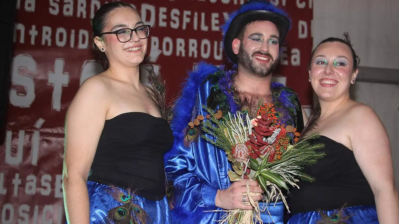 Derek Pérez, junto a sus damas, tras resultar elegido. JOSE M PALEO