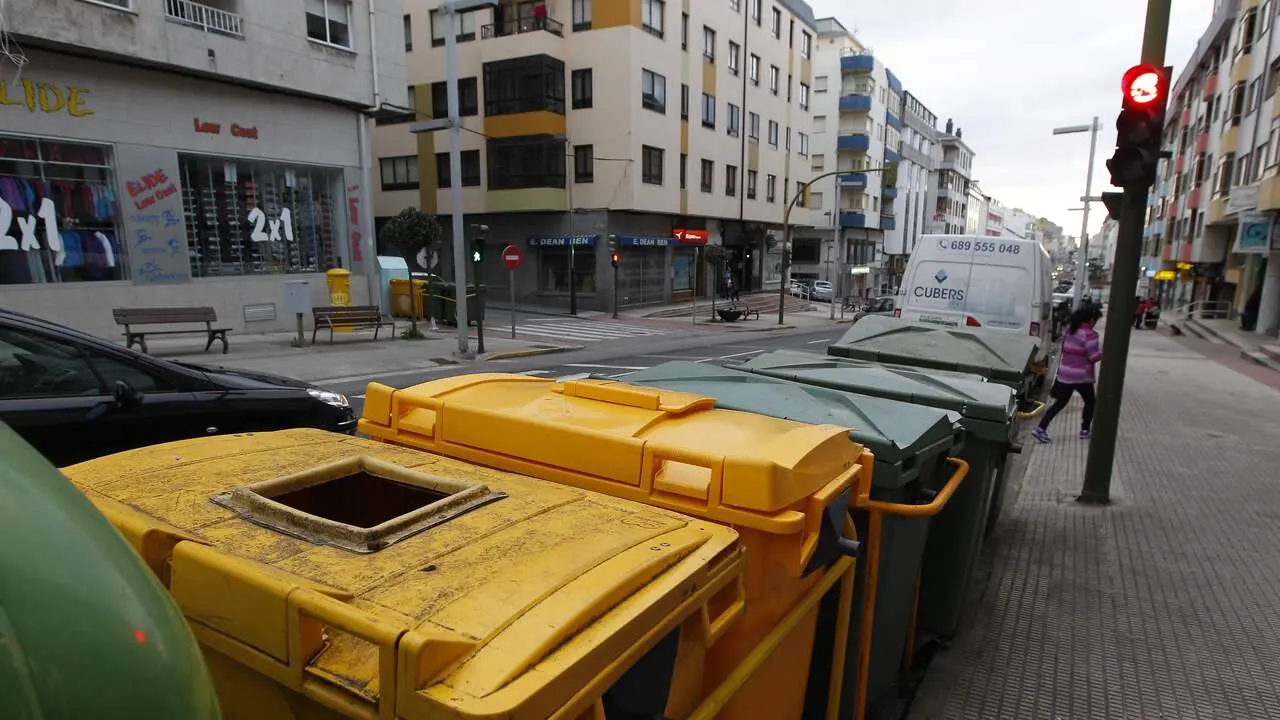 CONTENEDORES DE RECOGIDA SELECTIVA DE BASURA EN LA AVENIDA ARCADIO PARDIÑAS DE BURELA