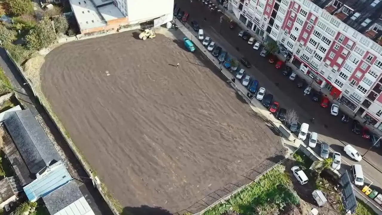 Aparcamiento de Rosalía de Castro, donde se hallaron cinco coches abandonados. EP