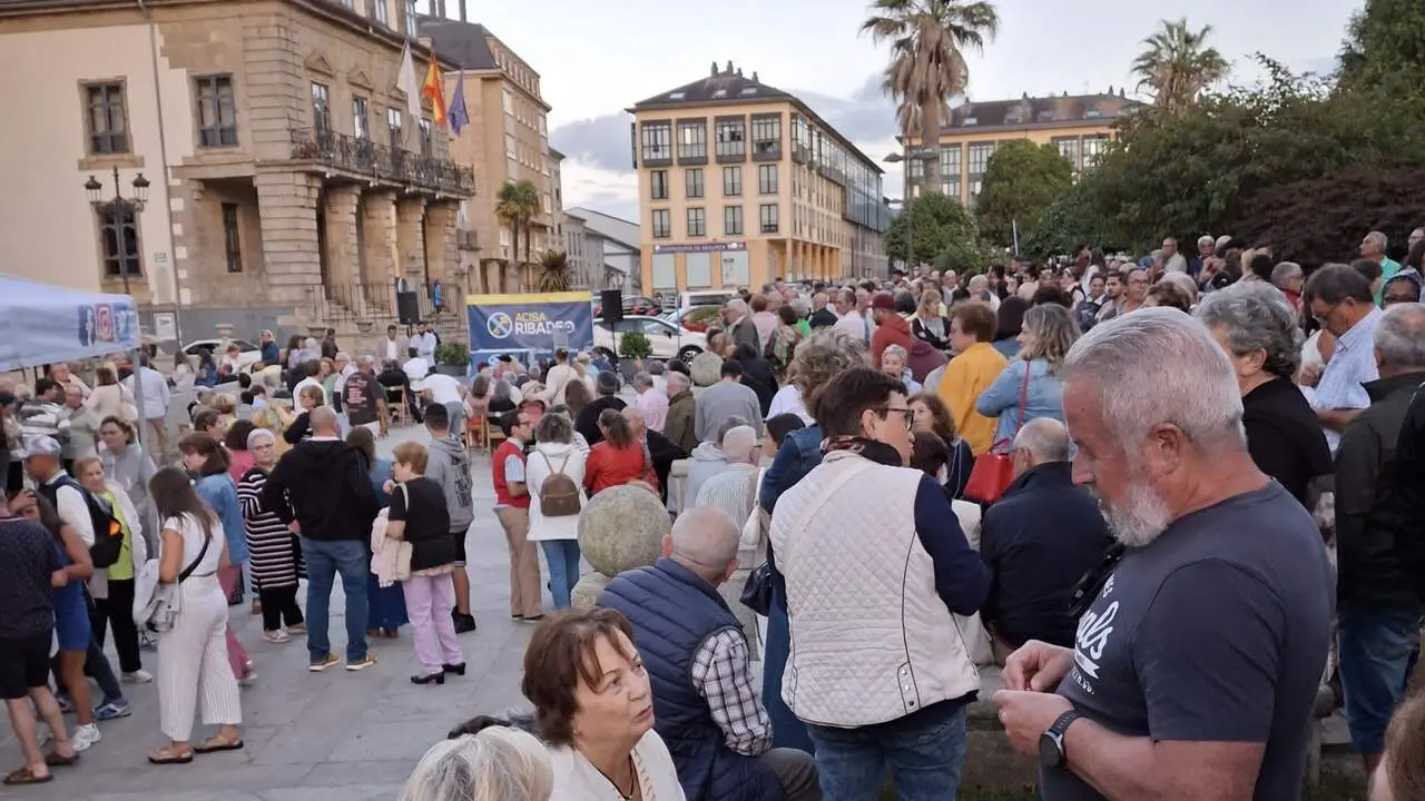 Participantes en el sorteo de un viaje a Gran Canaria organizado por Acisa. EP