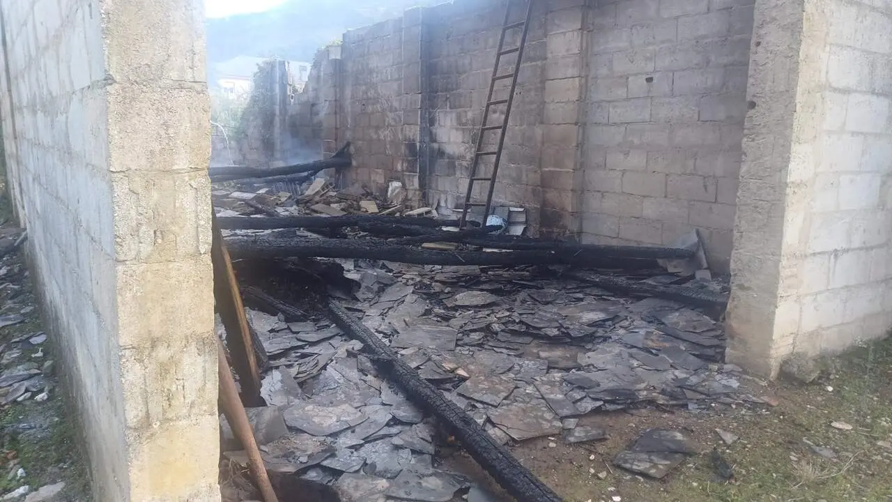 El cobertizo que ardió en Quiroga. EP