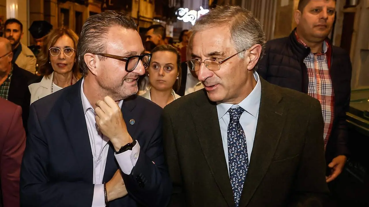 Carlos Folgueira (izquierda), junto al alcalde de Mondoñedo en As San Lucas. JOSÉ Mª ÁLVEZ