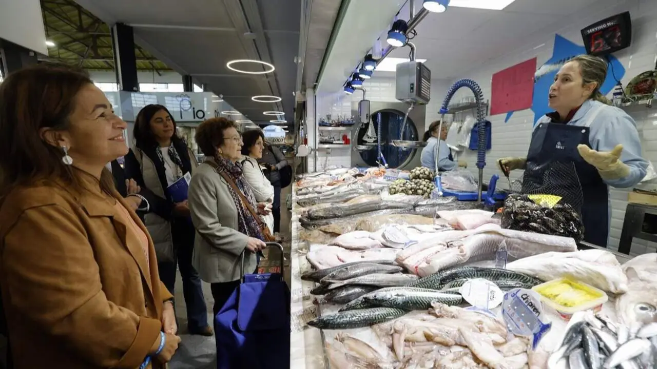 Mari Paz Montes rige la Pescadería Mari Paz en la Praza de Abastos. AEP