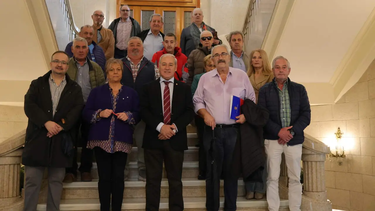 José Tomé Roca, prsidente de la Diputación posa con los representantes de la federación vecinal. EP