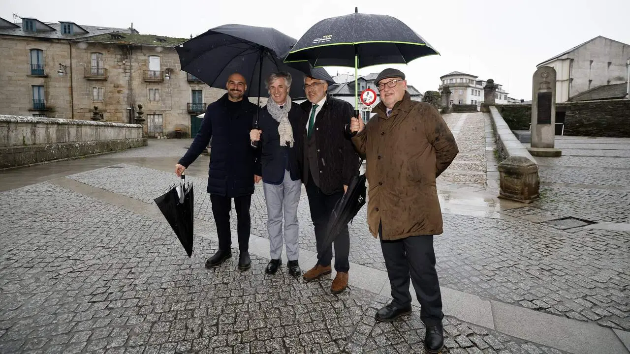 Nobre y Fernández —ambos en el centro— junto a la muralla. VICTORIA RODRÍGUEZ