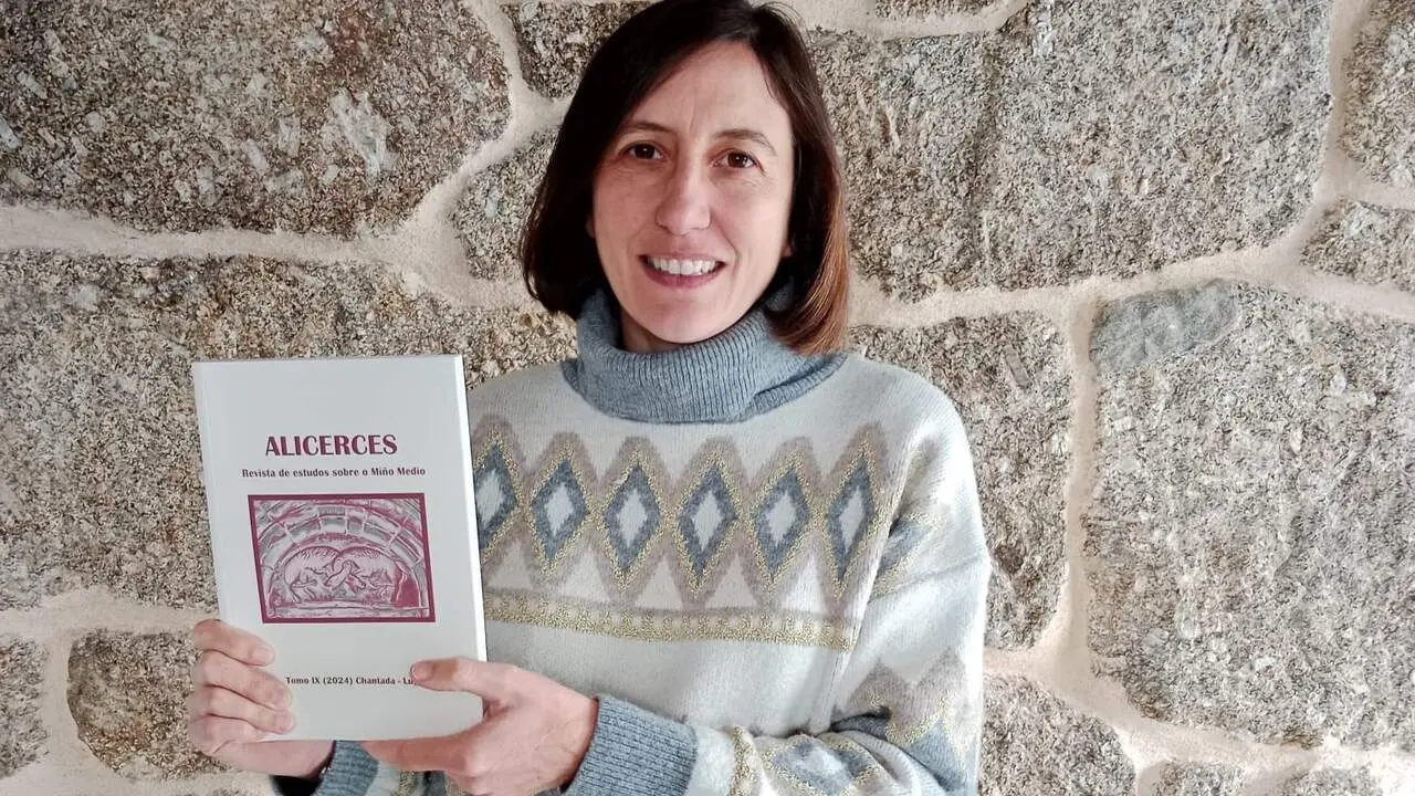 Begoña González Aguiar, cun número de Alicerces. EP