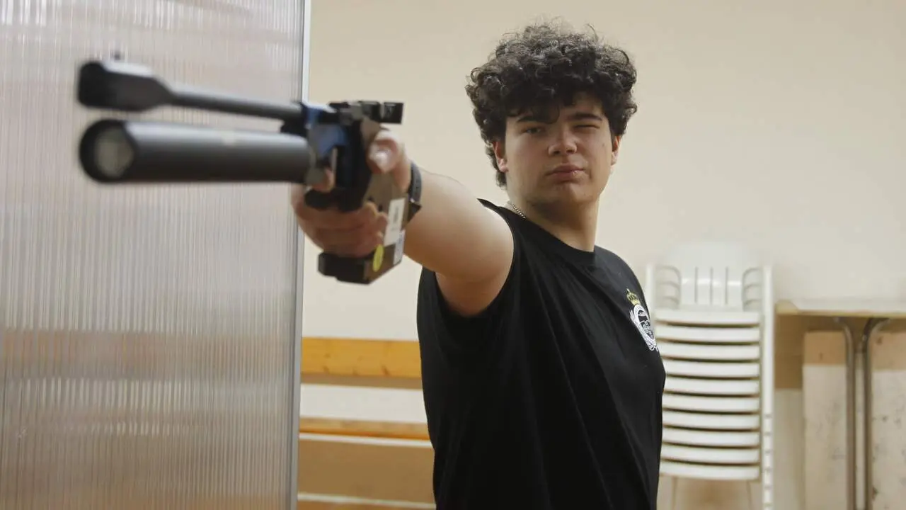 Xenxo López, en la galería de tiro de As Lamas, en Monforte. MIGUEL PIÑEIRO