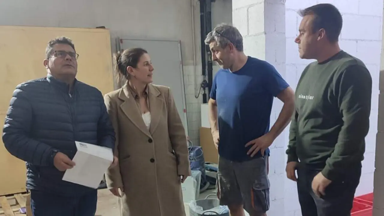 La alcaldesa, con los ediles Adrián Arias y Alfredo Fernández, en su visita a la piscina. EP