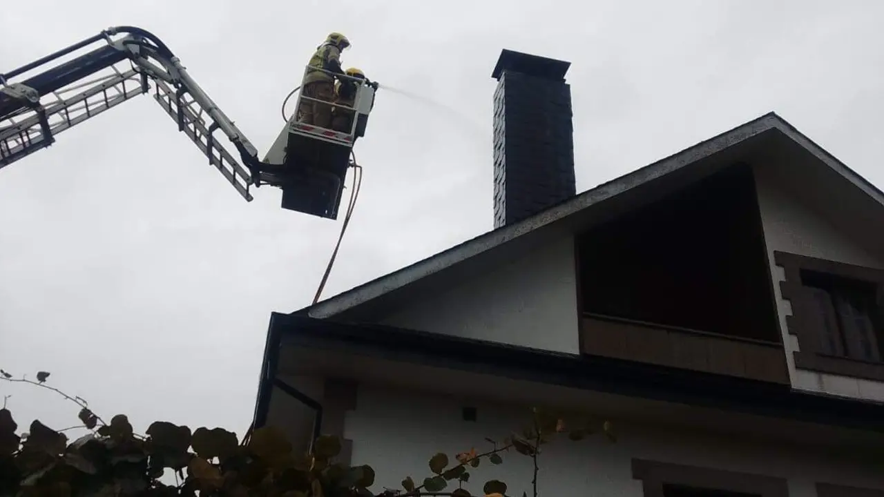 Tareas de extinción del incendio en Taboada. EP