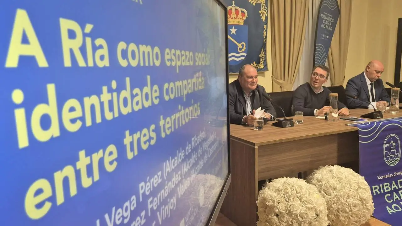 Los tres alcaldes de Vegadeo, Ribadeo y Castropol, en la mesa redonda. P.V.