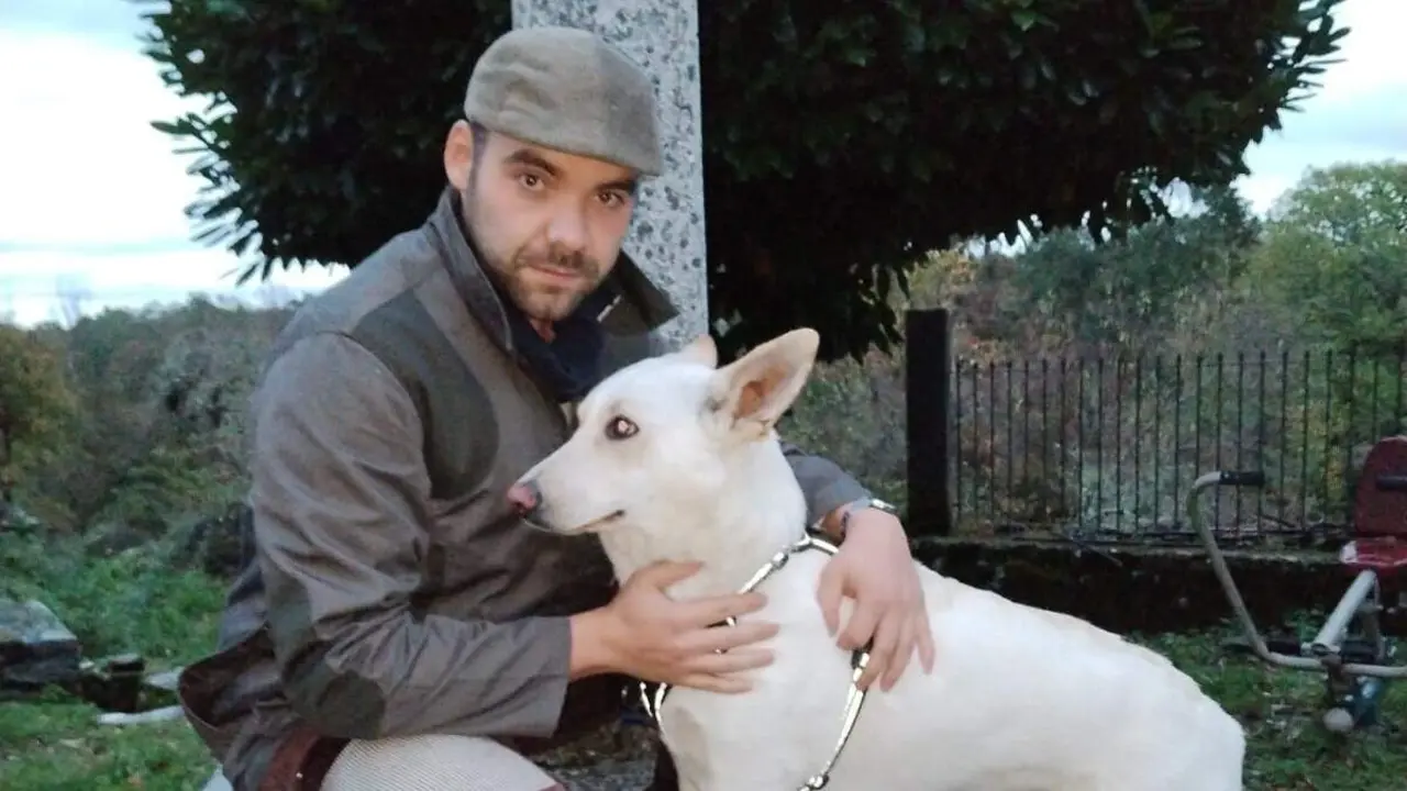 Juan Arias, con su perra Lada, de descanso tras presentar la tesis. T.P.