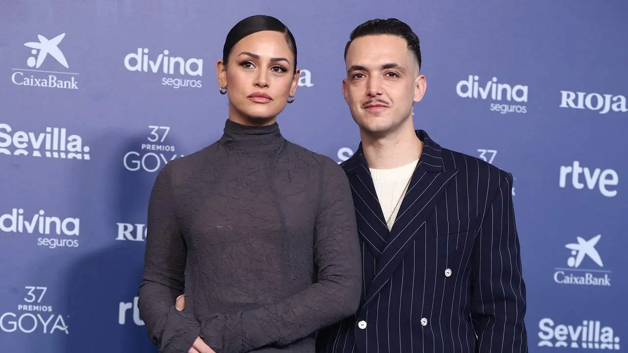El cantante C. Tangana y su pareja RoCÍo Aguirre posan en la alfombra roja previa a la gala de la 37 edicion de los Premios Goya. JORGE ZAPATA (EFE)