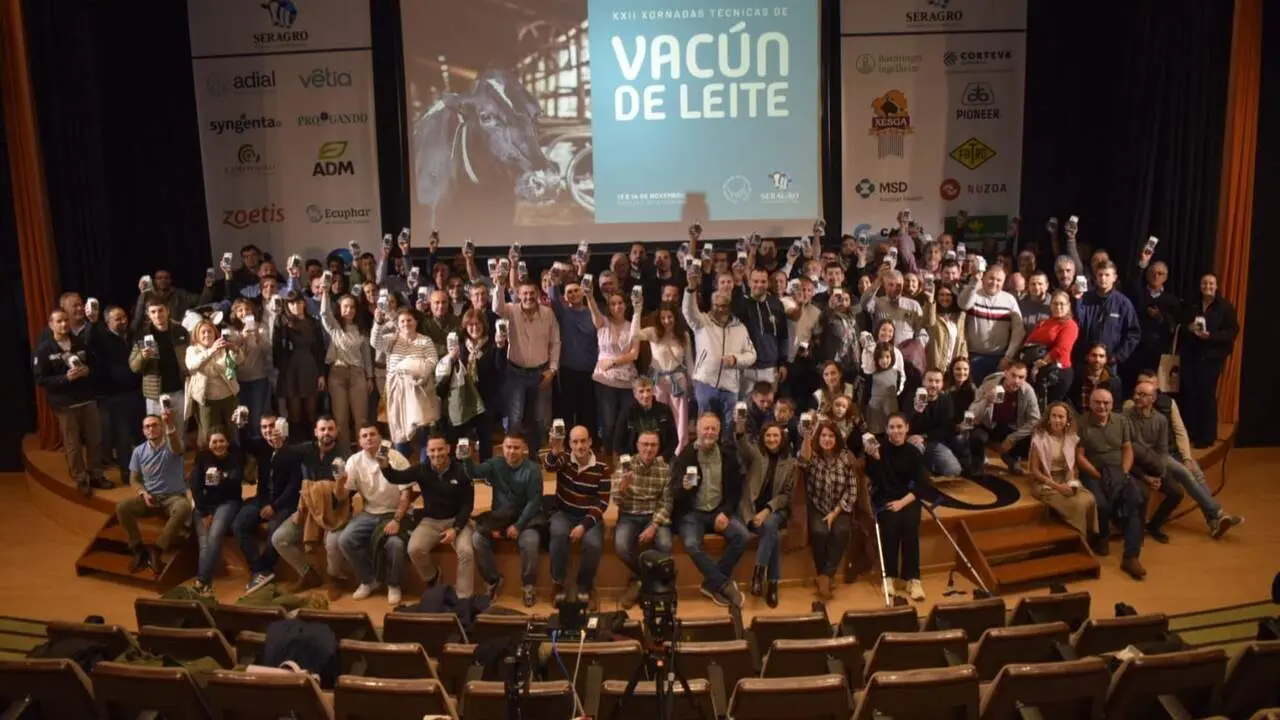 Participantes en el brindis de leche que puso el punto y final a las XXII Xornadas de Seragro. EP