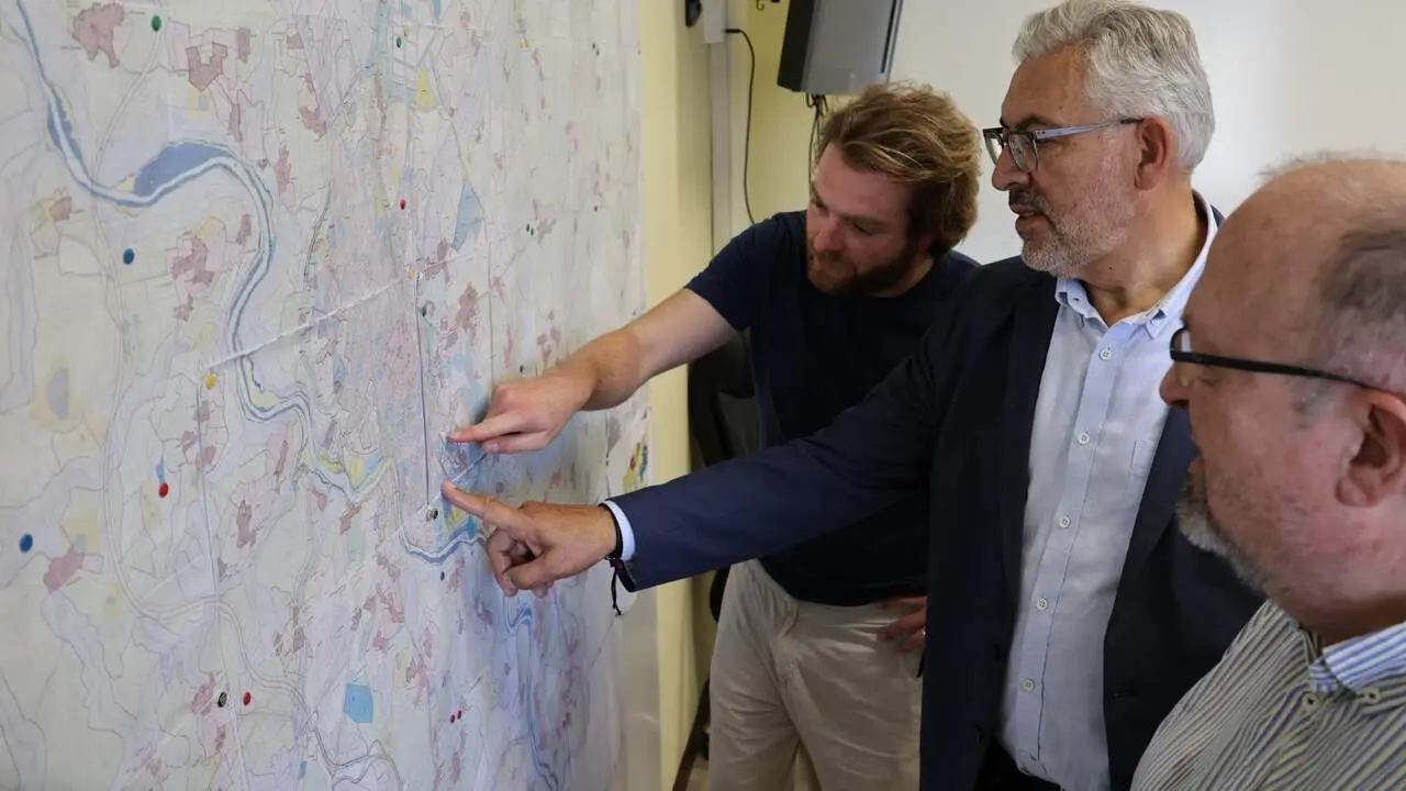 Jorge Bustos junto al alcalde de Lugo, Miguel Fernández. EP