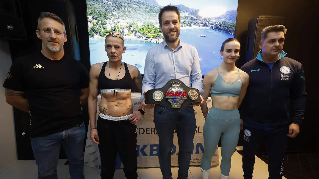 pesaje de luchadores de kickboxing en el pub namarinos de foz que precede a la velada de mañana