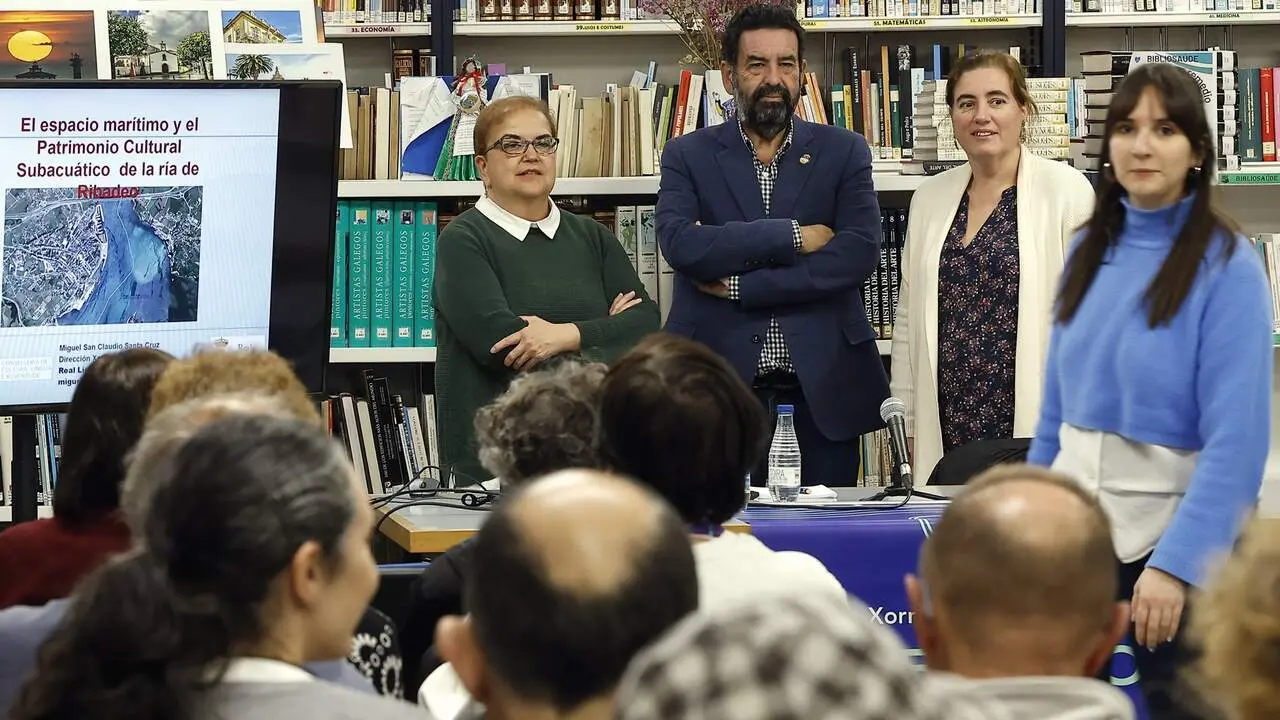 Miguel San Claudio, antes de su ponencia en Ribadeo. JOSÉ Mª ÁLVEZ