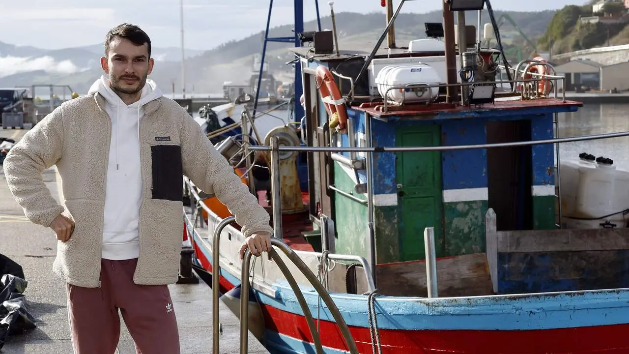 Dani Prieto, en el puerto pesquero de Ribadeo. JOSÉ Mª ÁLVEZ