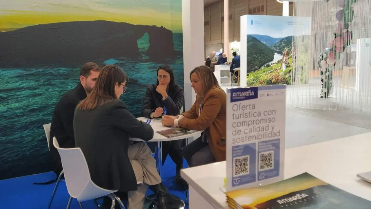 Reunión en el stand de A Mariña en Intur. EP