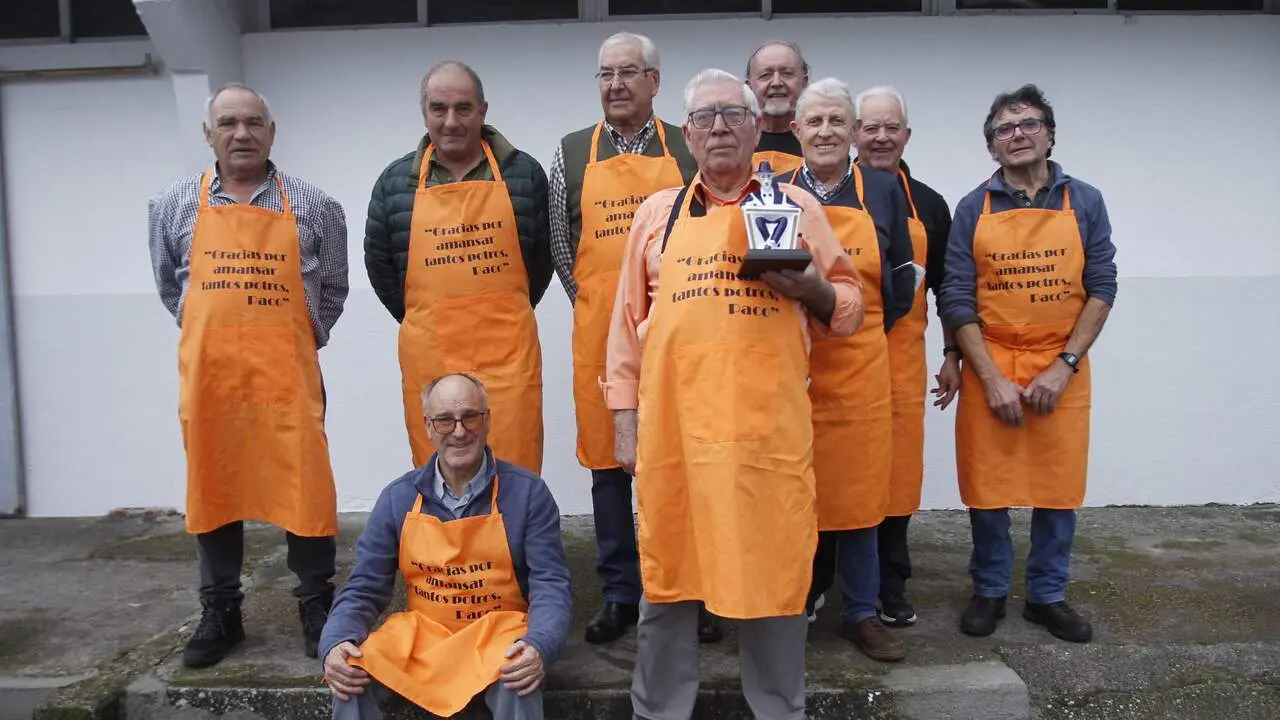 Viñas (con una figura de Sargadelos en la mano) y sus compañeros en la directiva. MIGUEL PIÑEIRO