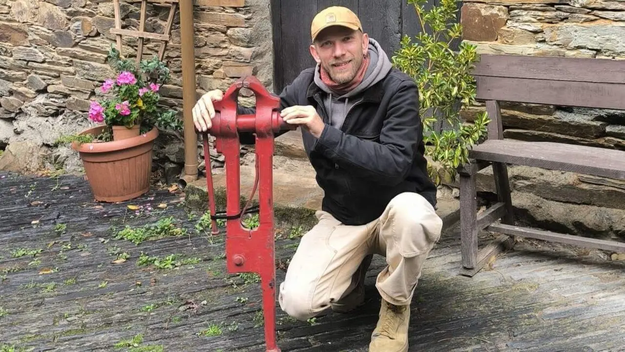 Pavel, diante do baixo de Casa Nicasio, no castelo. EP