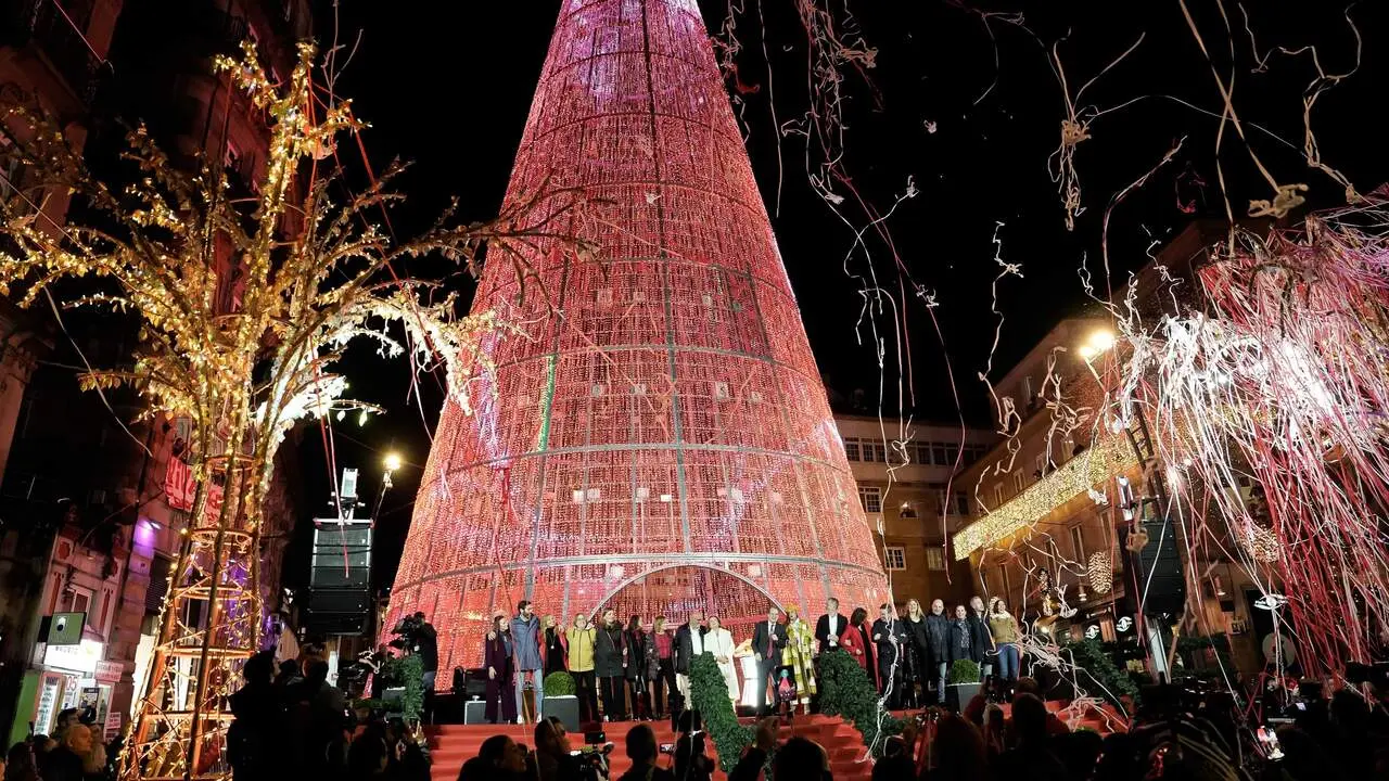 Encendido de las luces de Navidad de Vigo 2025. ADRIAN IRAGO (EUROPA PRESS)