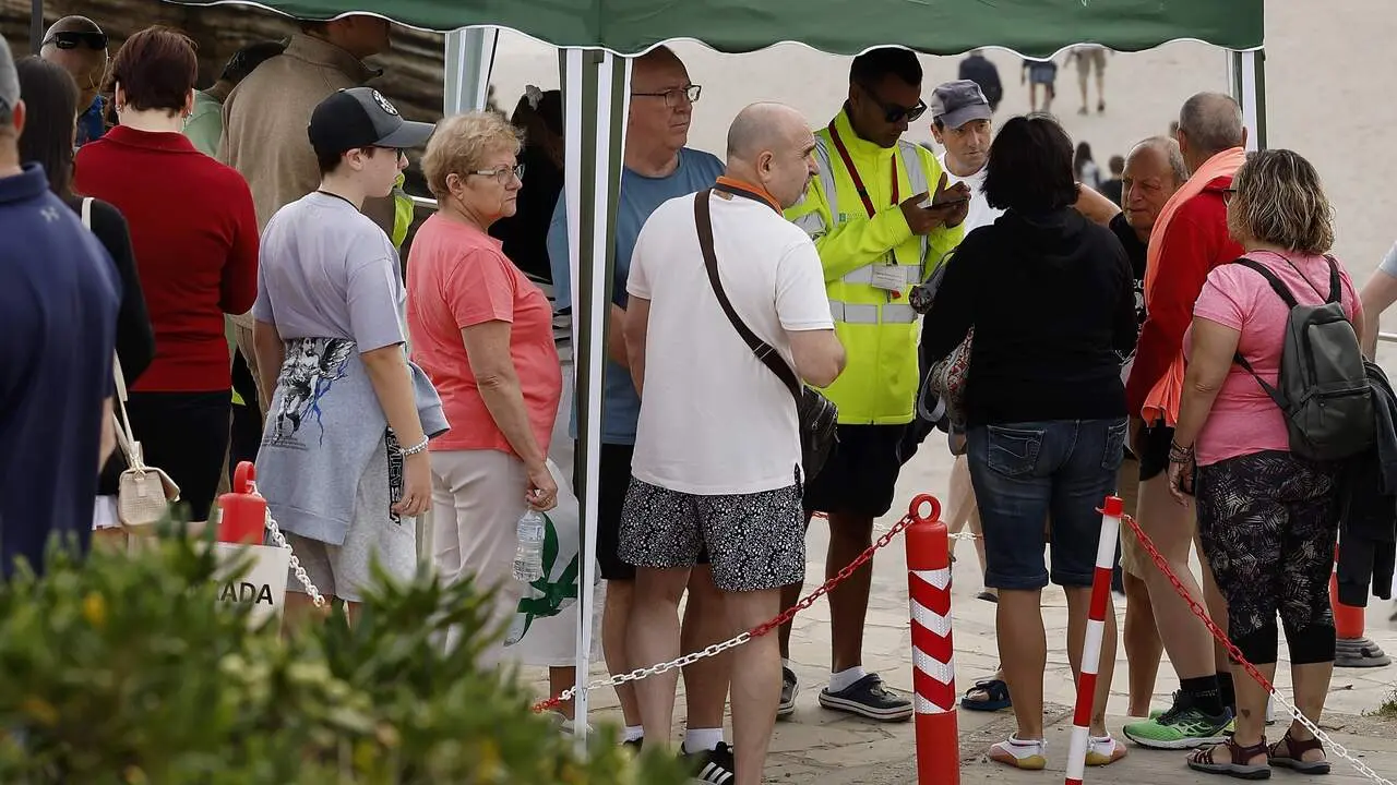 Turistas en el accesao de la playa de As Catedrais. JOSÉ Mª ÁLVEZ