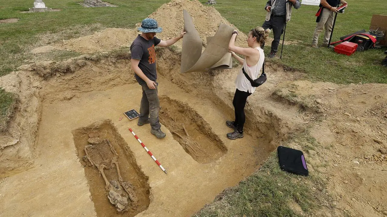 Exhumacion de los represaliados Manuel Mon y Justo Fernandezen el cementerio de Ribadeo. JOSÉ MARÍA ÁLVEZ