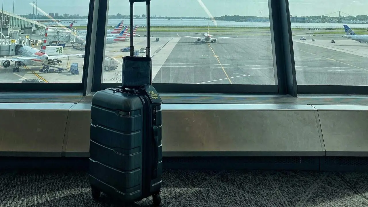 Maleta en aeropuerto. DEV SCHWARTZ (EUROPA PRESS)