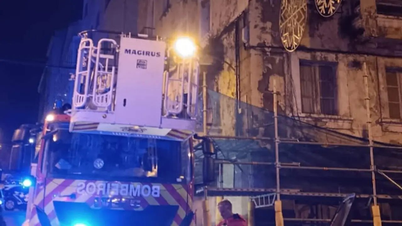 El inmueble que sufrió el derrumbe en Ferrol. BOMBEROS