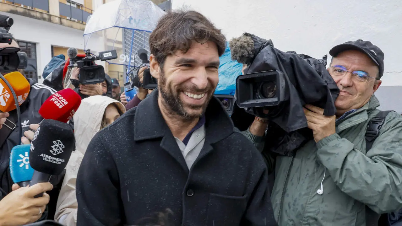 El torero Cayetano Rivera, llegando este lunes al juzgado de Instrucción número 4 de Alcalá de Guadaíra. JOSÉ MANUEL VIDAL (Efe)