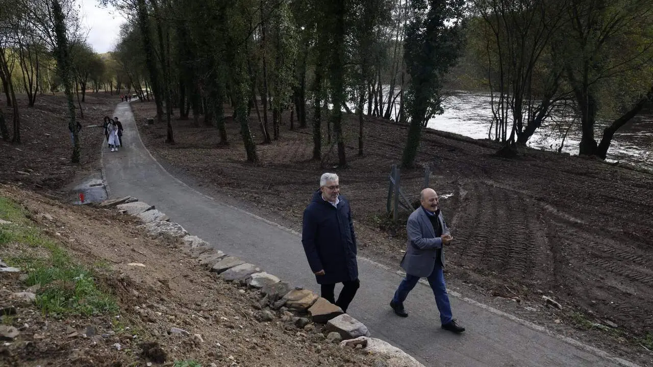 El alcalde y el presidente de la Hidrográfica, por la nueva zona pública. XESÚS PONTE