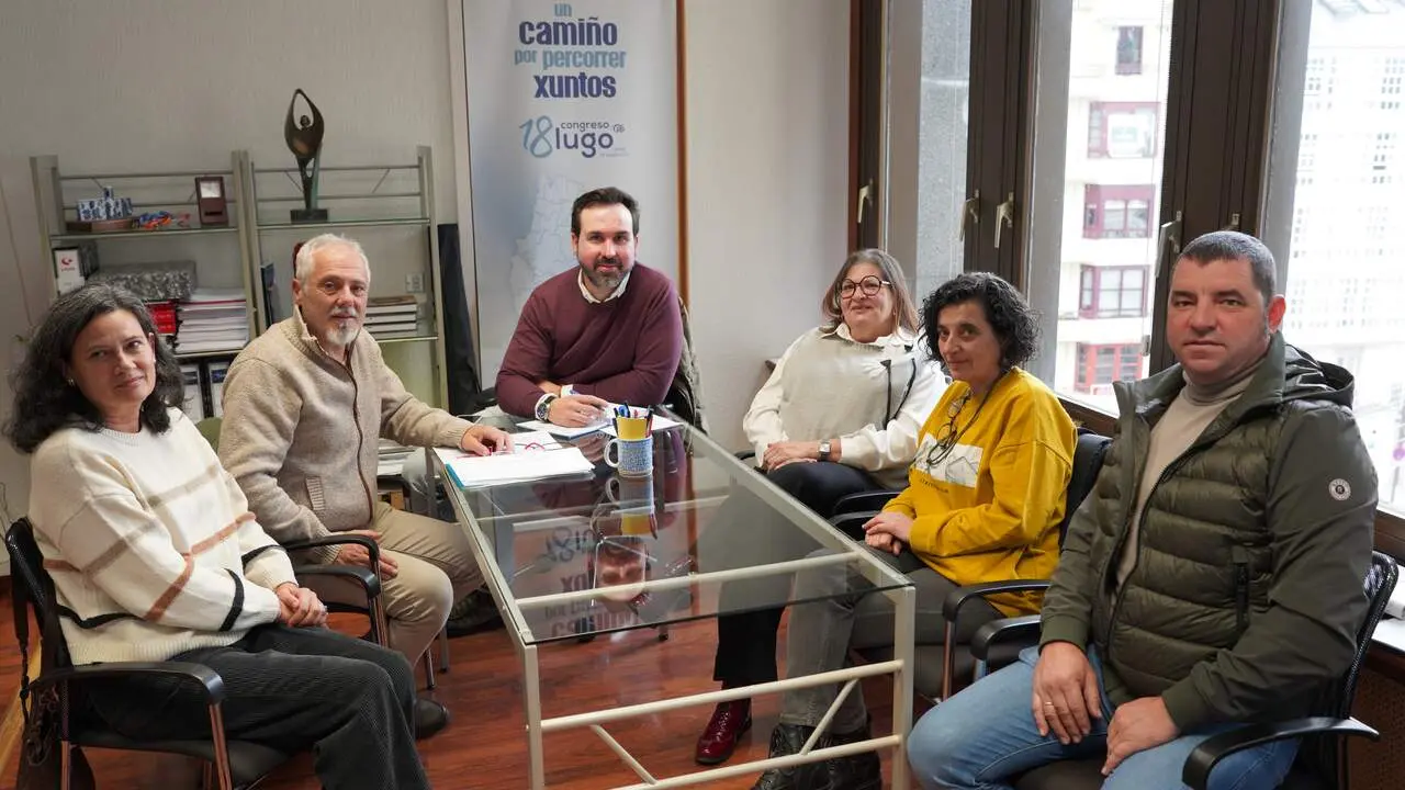 Antonio Ameijide (centro) en la reunión que mantuvo con representantes de Patrimonio Naviego. EP
