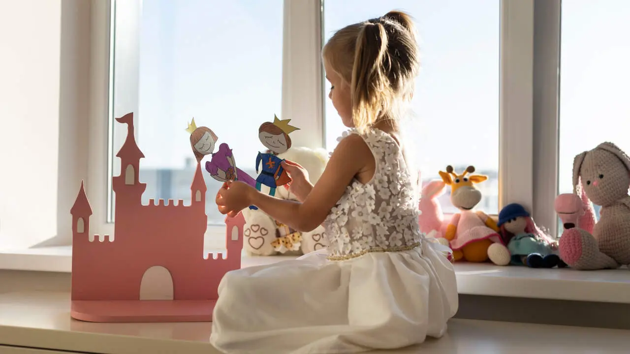 Una niña jugando. FREEPIK