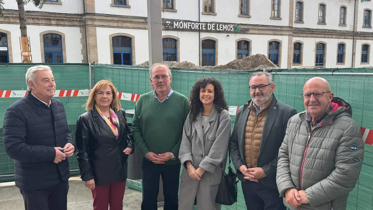 Senadores y representantes del PP de Monforte, ante la Praza da Estación de la ciudad del Cabe, que está en obras. EP