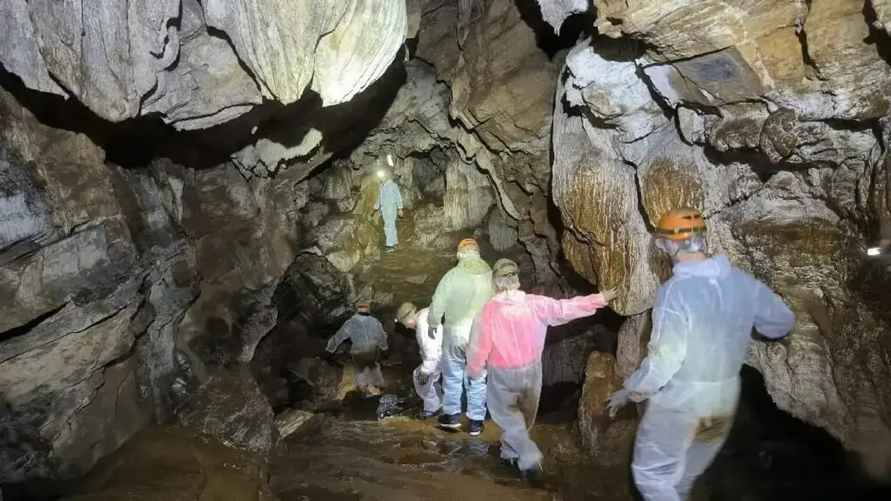 Visitantes en la Cova do Rei Cintolo. JM ALVEZ