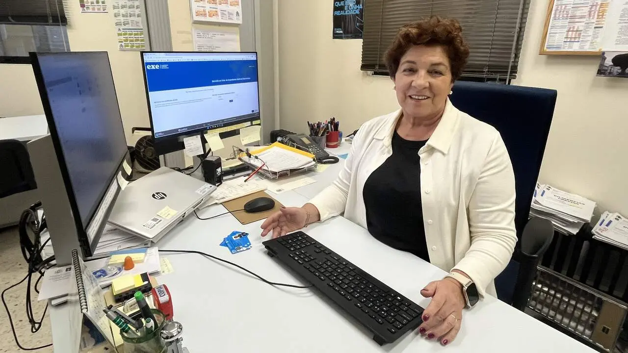 Gela Baamonde, en su puesto de trabajo en el juzgado. C.ARIAS