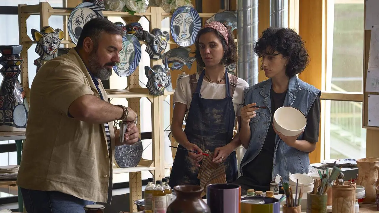 Rober Bodegas (izquierda) en la serie 'Entrepreneurs' con cerámicas de Otero Regal.