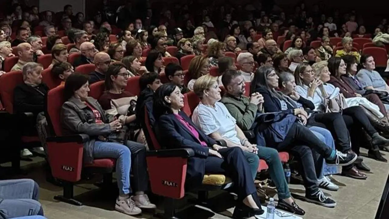 Asistentes al acto de la asociación Esperanza. EP