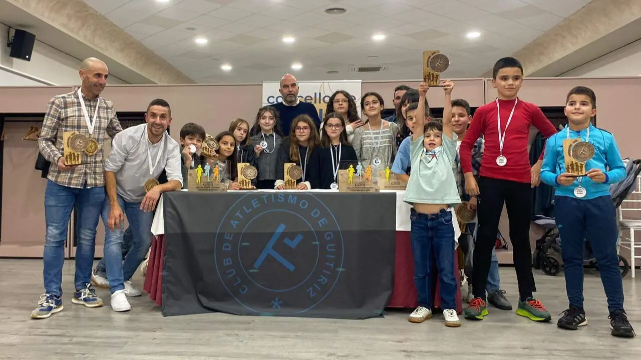 Foto de familia de los premiados en la gala del Club Atletismo Guitiriz. EP