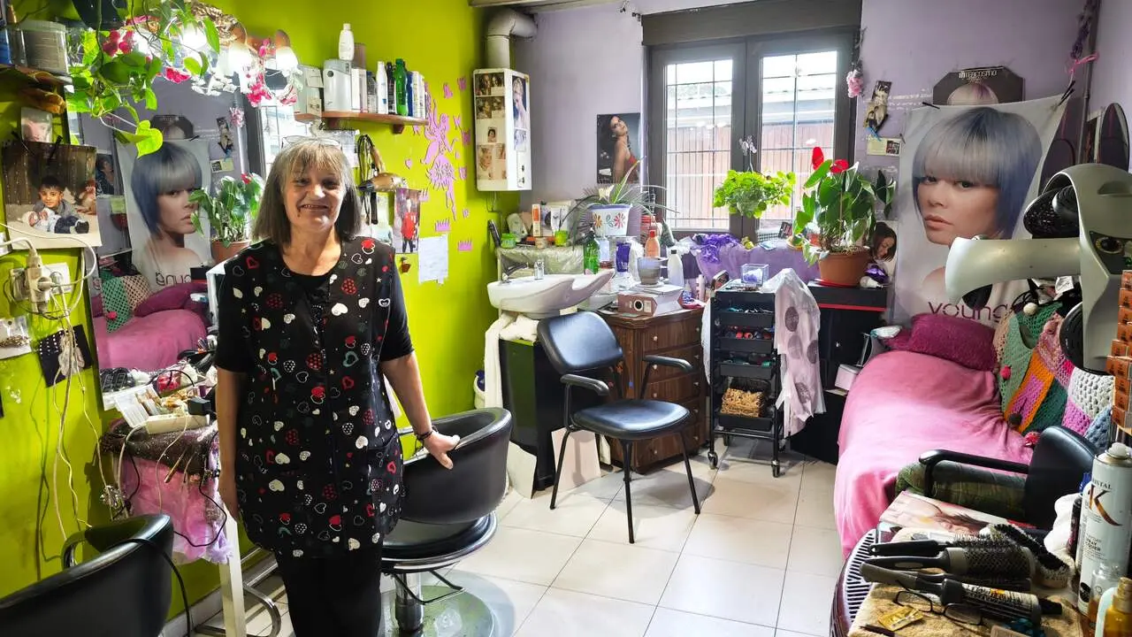 Mary Gayoso, no seu salón de peiteado de Baamonde. C.PÉREZ