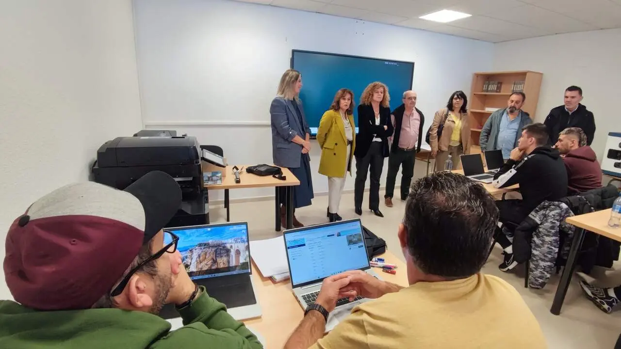 Representates políticos, educativos y emrpesariales con el alumnado en el aula de Celeiro. JOSE M PALEO