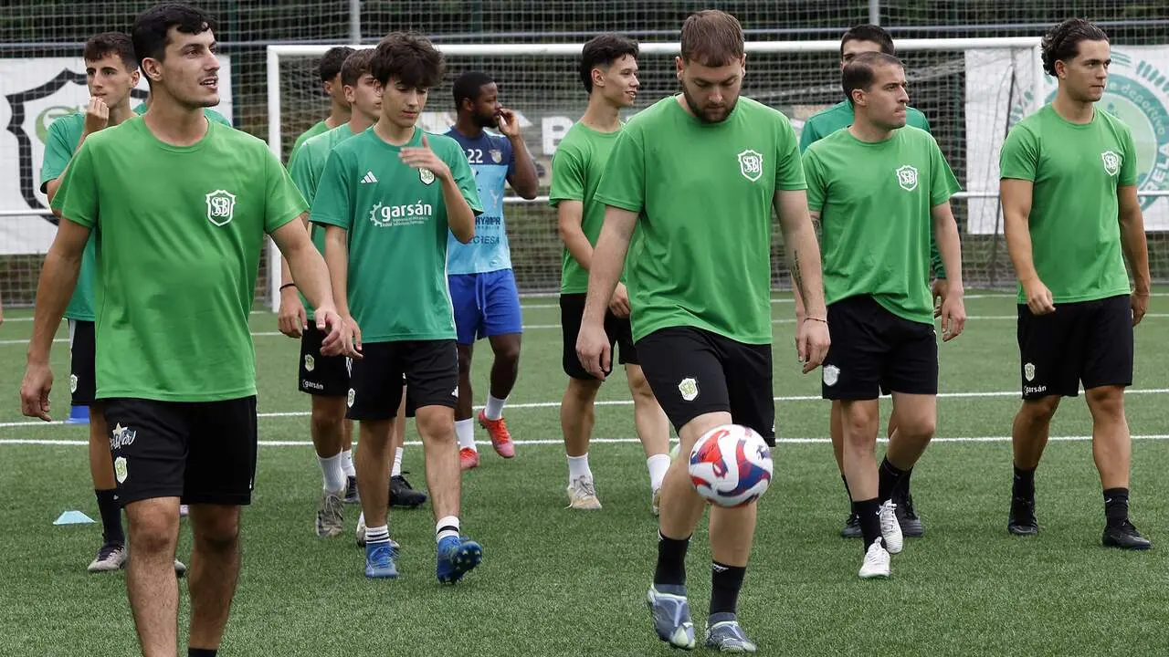 primer entrenamiento del burela de futbol en el campo de a marosa