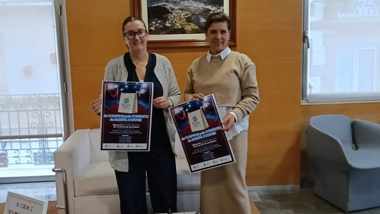 Isabel Méndez y Mariña Gueimunde, con el cartel de la campaña. EP