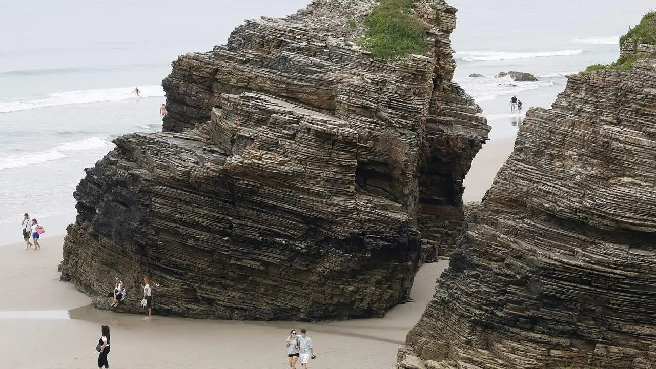 Turistas en el primer día de acceso controlado a la playa de As Catedrais en Ribadeo, a 1 de julio de 2025.